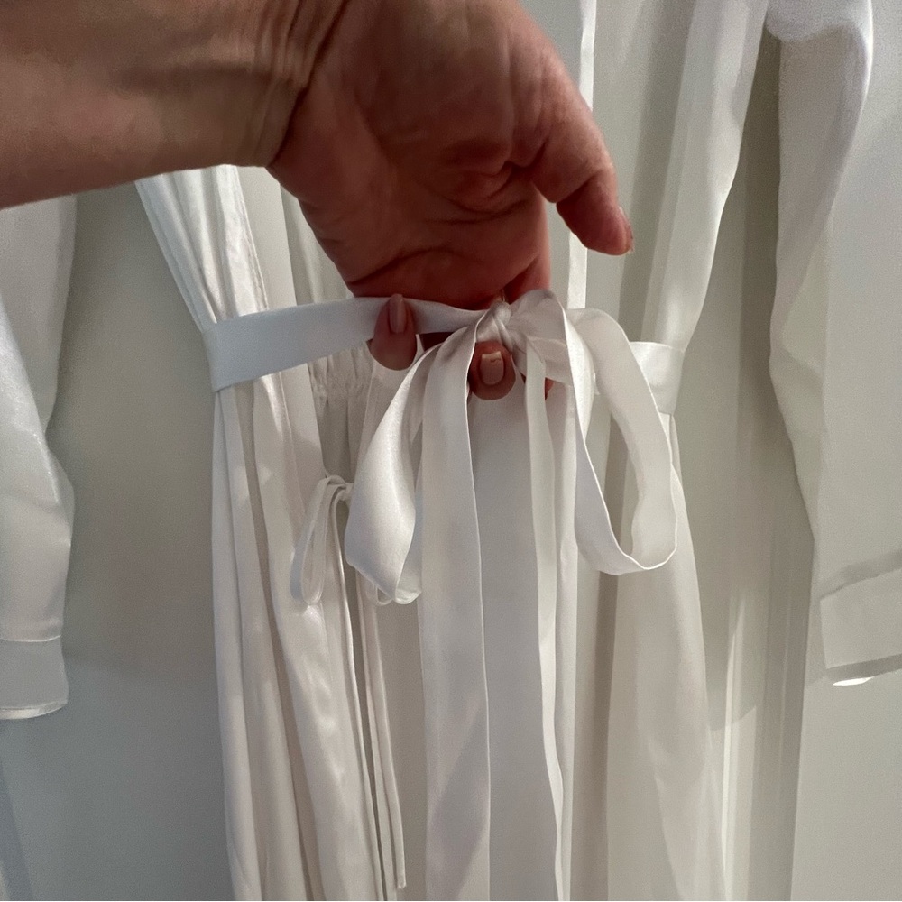 Elegant White Robe - Picture 5 of 10